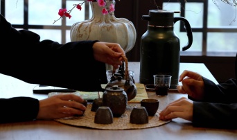 品茗时尚新潮流，茶香四溢健康随行